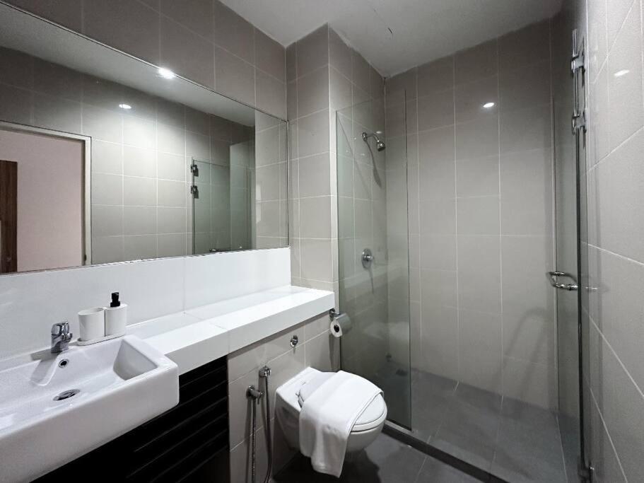 Luxury 118 Island Plaza