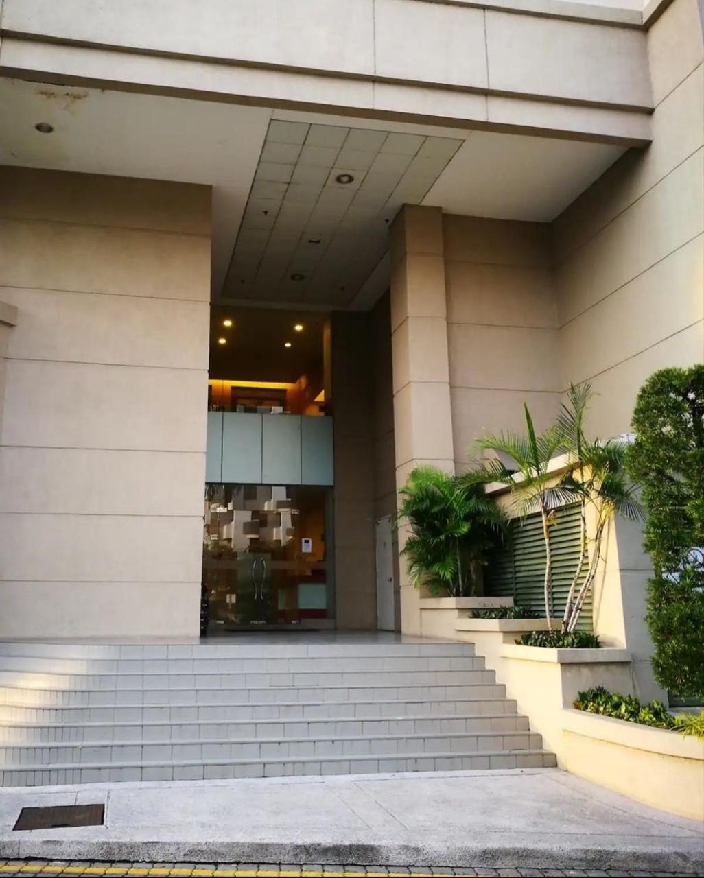 Luxury 118 Island Plaza Apartment