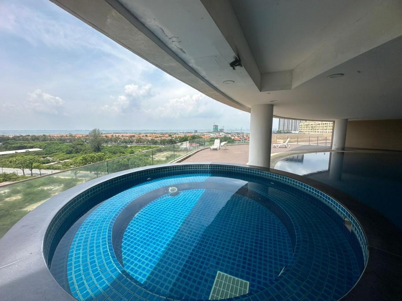 Luxury 118 Island Plaza