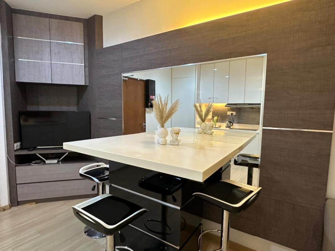 Luxury 118 Island Plaza Apartment